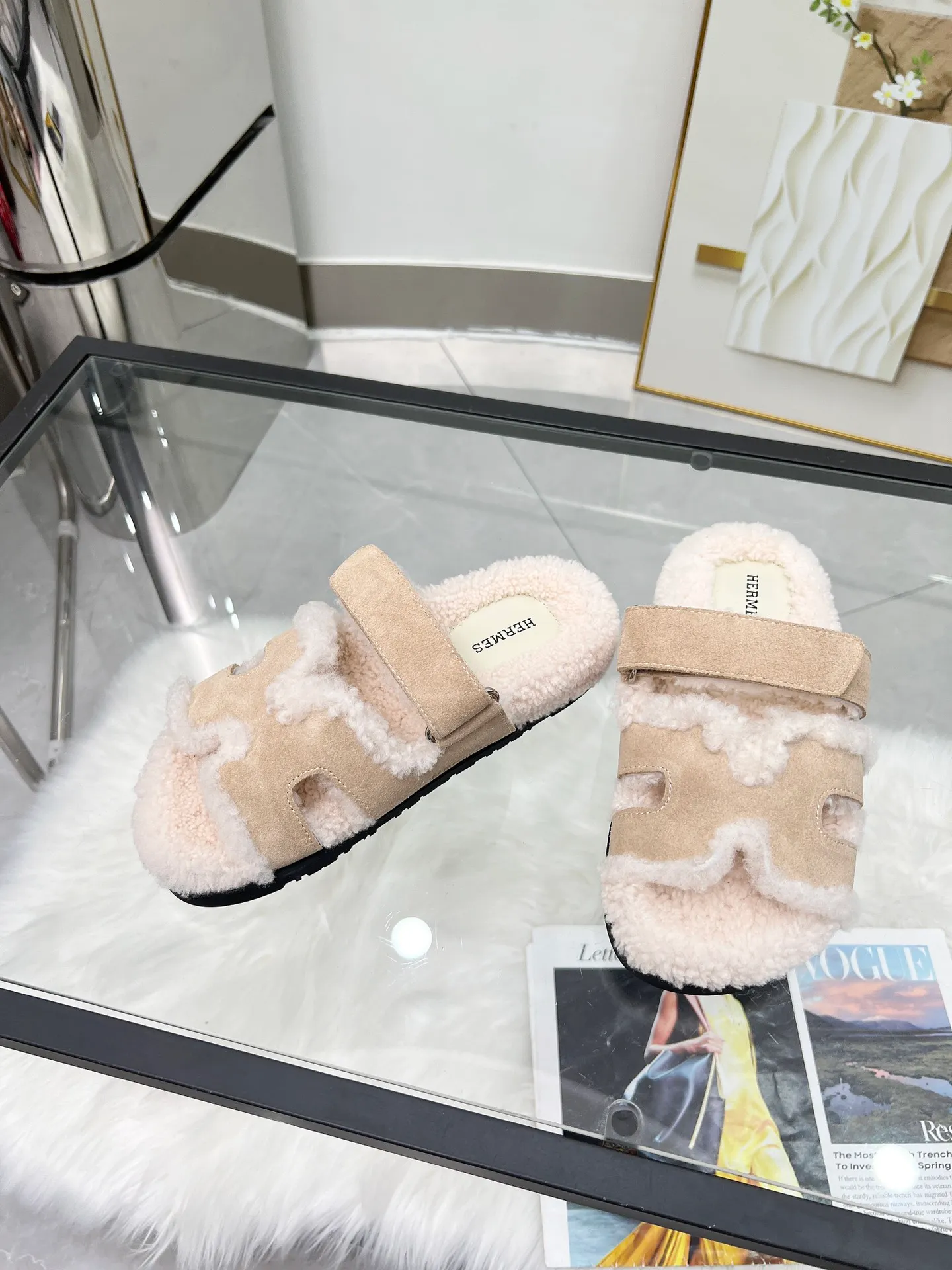 👟👟Ex-factory price 440👟👟 🌸[HERMES] My horse’s classic hot style second uncle🐑wool slippers🆕 are now available. A must-have item for autumn and winter ✅ Versatile and fashionable at home and out on the street 🍀The colors are extremely colorful! Walking Tuscany! TPR non-slip outsole is super light ️ Super comfortable on the feet without any sense of restraint I can’t stop drinking coffee ☕ My second uncle can’t take it off Color: maroon sand color light gray haze blue leather surface black code number: 35-40 (41 customized, non-returnable) Factory ready supply